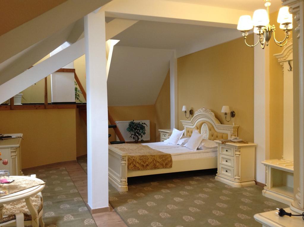 Hotel Astoria Satu Mare Habitación foto